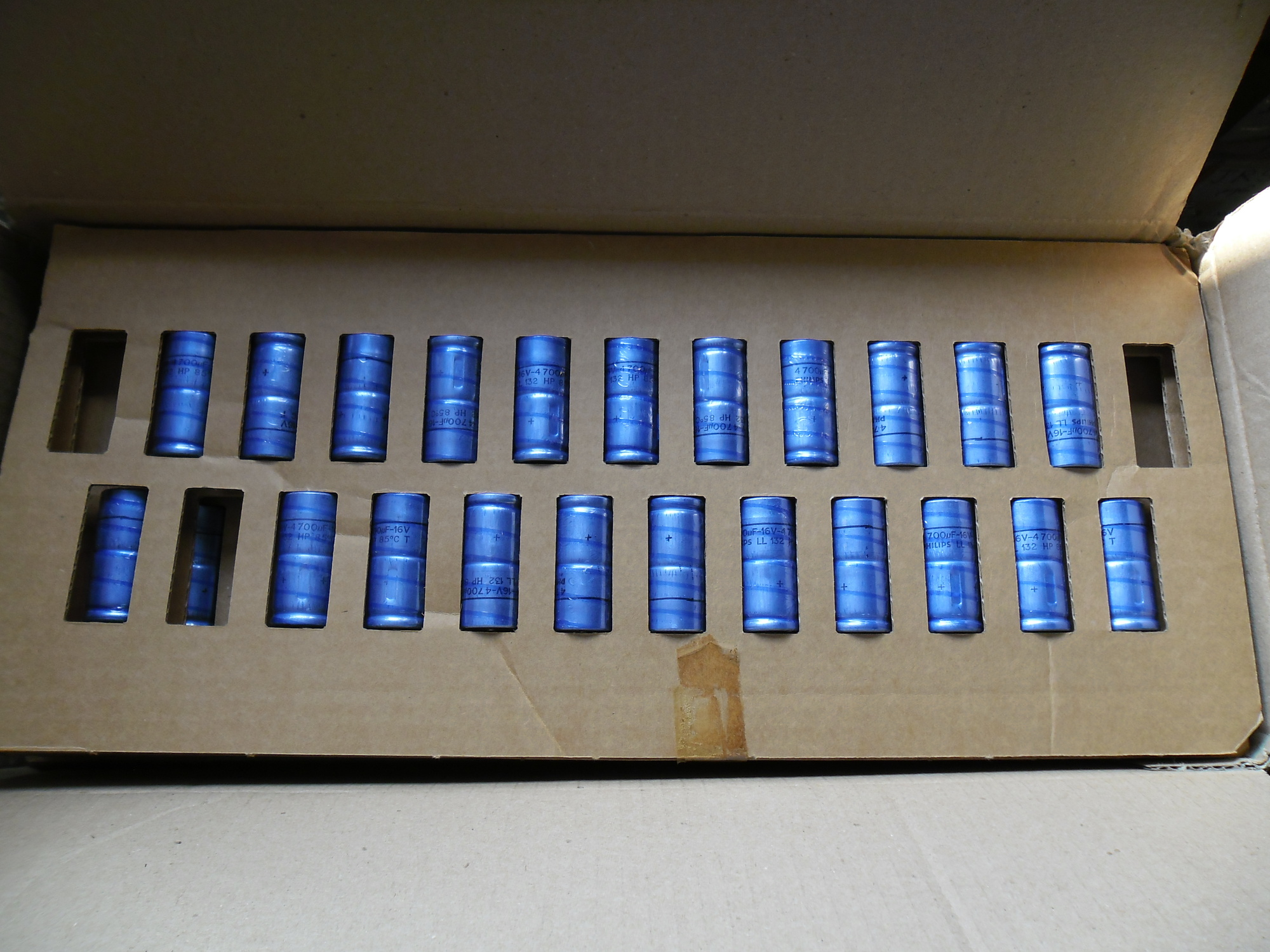 4700UF 4700µ/16V ELEC AXIAL ALUM CAP: 4700MFD 4700µ/16V ELEC AXIAL CAP 85C 21x42mm