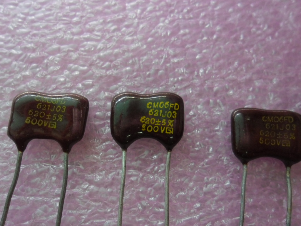 CM06FD621J03 = CD19FD621JO3: MICA CAPACITOR 620PF 620P/500V 5% P7.5mm 15X8.5X3mm LONG LEGS(33mm)