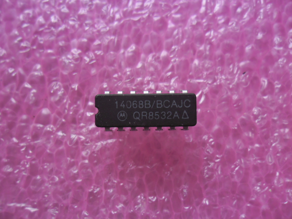 MC14068B/BCAJC / CD4068BF/3 HEF4068BD: CMOS 8-INPUT NAND/ AND GATE DIP-14 CERAMIC NEW