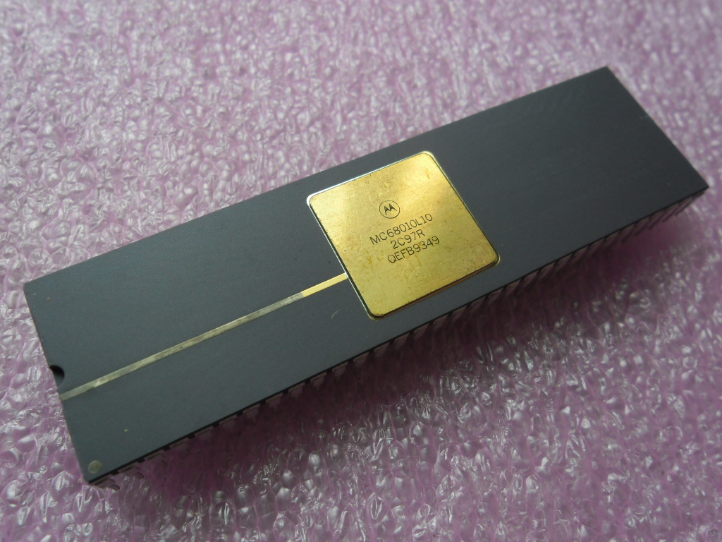 CPU 16/32 Bit Microprocessor, DIP-64 CERAMIC GOLD NEW ORIGINAL (MC68010L10), תמונה 1