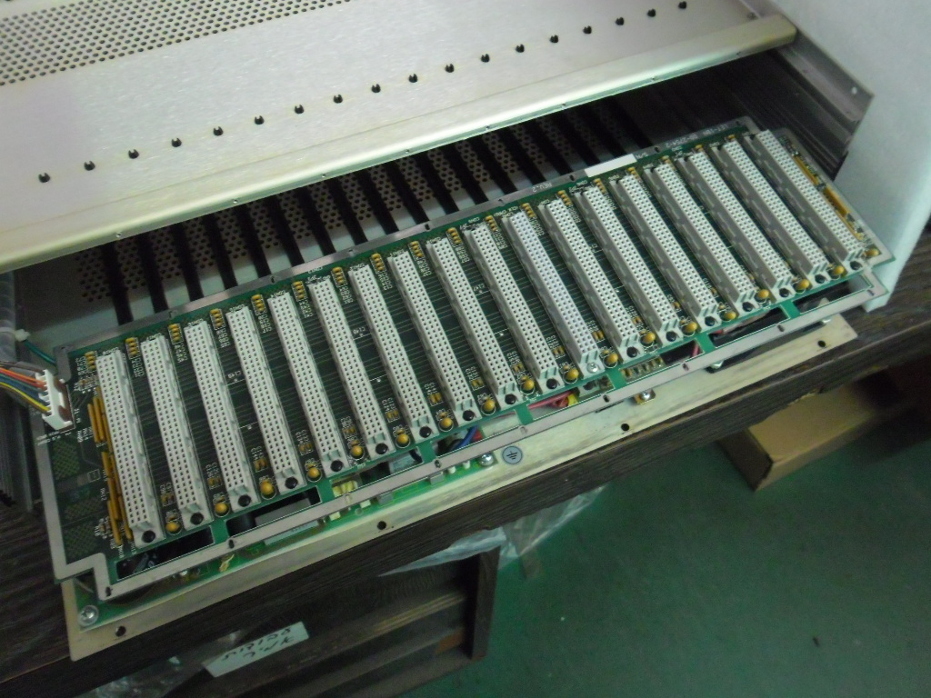 RACK 2U MIDDLE PANEL, SLOTS: 18 SLOTS OF Siemens B2302-C960 DIN96 FEMALE 32X3PIN