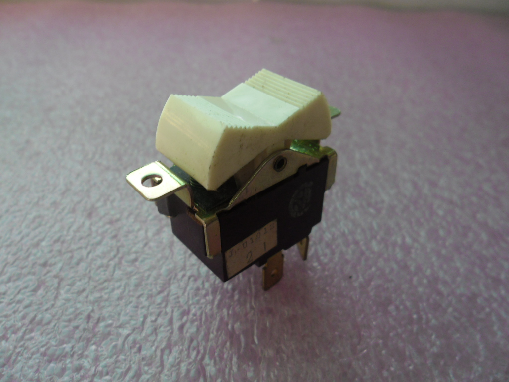 JC6-3 ROCKER SNAP SWITCH: POLE 1: MIDDLE-ON BUTTOM-OFF, POLE 2: MIDDLE-OFF UP-MOM(ON)