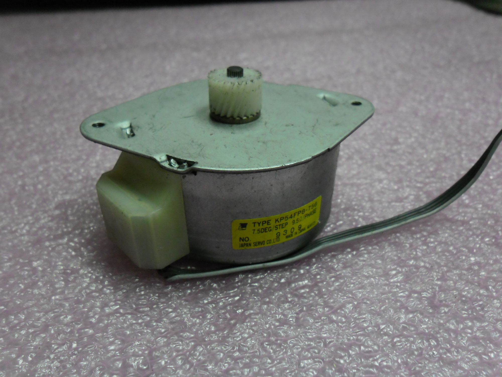 KP54FP8-756: STEPPER MOTOR 7.5DEG 9.5Ohm